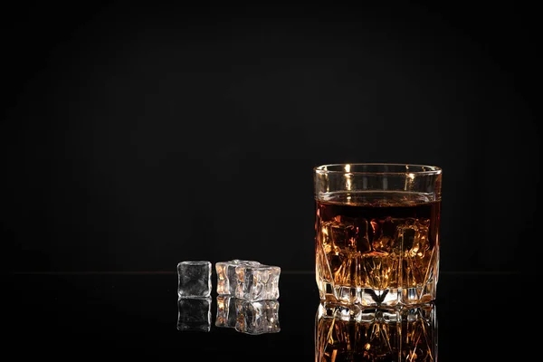 Puste Szkło Whisky Koniaku Lub Bourbona Obok Jest Rozrzucony Lód — Zdjęcie stockowe
