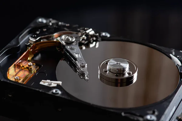 Hard Disk Atau Hard Disk Pada Latar Belakang Refleks Hitam — Stok Foto