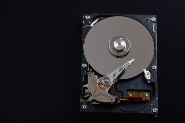 Alçak tuş, parçalanmış sabit disk, siyah yansıtıcı arka plan, bilgi koruması, kısıtlı anahtar, bir yazıt için bir yer var.
