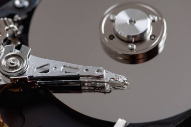 Alçak tuş, parçalanmış sabit disk, siyah yansıtıcı arka plan, bilgi koruması, kısıtlı anahtar, bir yazıt için bir yer var.