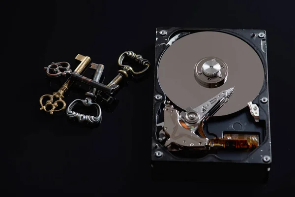 Hard Drive Atau Hard Drive Pada Latar Belakang Refleks Hitam — Stok Foto