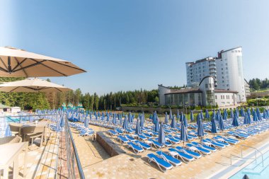 27 Temmuz 2019, Skhidnytsia, Lviv bölgesi Ukrayna, Şemsiye ve otel havuzunda yüzme havuzu ve tatil için tatil yeri