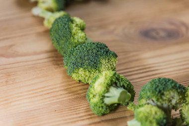 Ahşap zemin üzerinde yeşil brokoli, üst görünüm, sağlıklı beslenme konsepti, yiyecek