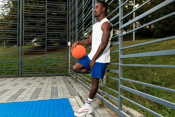 Joven Jugador Baloncesto Afroamericano Camiseta Blanca Pantalones Cortos Azules Cancha — Foto de Stock