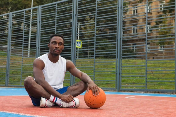 Joven Jugador Baloncesto Afroamericano Camiseta Blanca Pantalones Cortos Azules Cancha — Foto de Stock