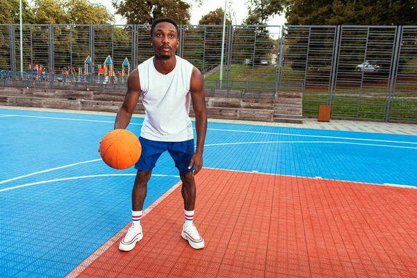 Joven Jugador Baloncesto Afroamericano Camiseta Blanca Pantalones Cortos Azules Cancha — Foto de Stock