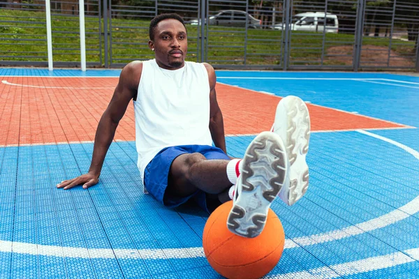 Joven Jugador Baloncesto Afroamericano Camiseta Blanca Pantalones Cortos Azules Sentado — Foto de Stock