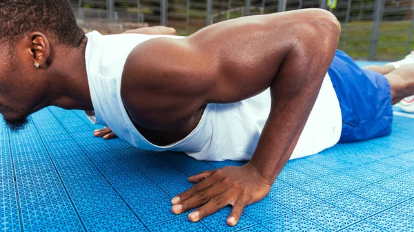 Junger Athletischer Dunkelhäutiger Afroamerikanischer Typ Der Sich Vom Boden Schiebt — Stockfoto