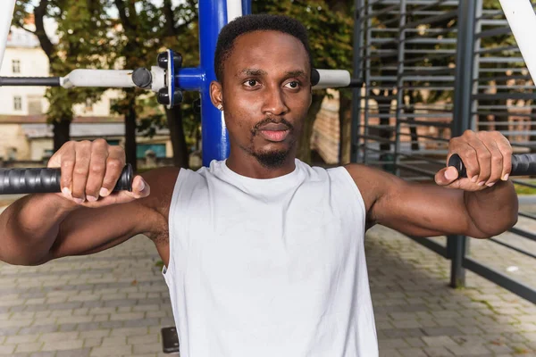 Junge Afrikanisch Amerikanische Männliche Athleten Beim Training Freien Auf Dem — Stockfoto