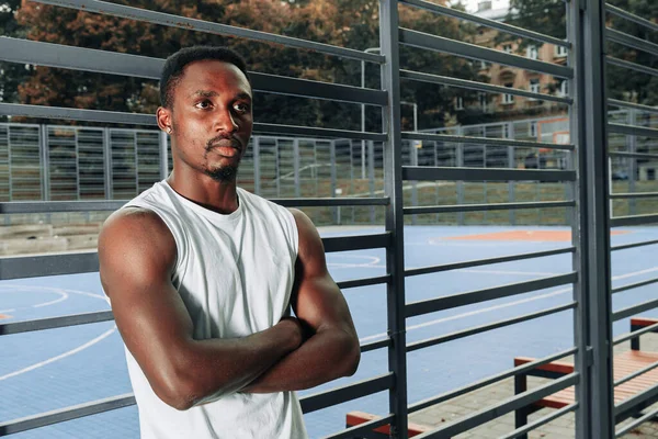 Joven Jugador Baloncesto Afroamericano Camiseta Blanca Pantalones Cortos Azules Cancha — Foto de Stock