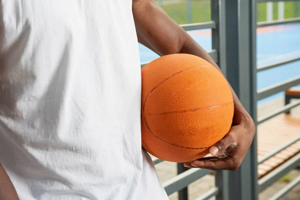 Joven Jugador Baloncesto Afroamericano Con Una Camiseta Blanca Una Cancha — Foto de Stock