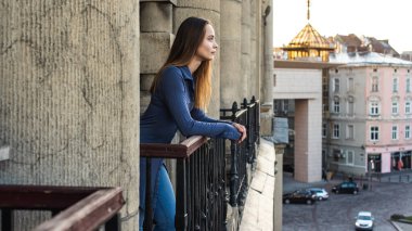 Güzel kadın teras doğa tatil otel seyahati, Lviv şehir merkezi.