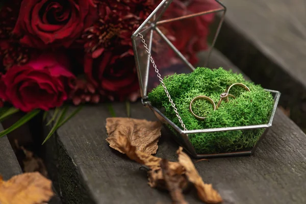 Anéis Buquê Símbolo Casamento Rosas Peônias Vermelhas Uma Superfície Madeira — Fotografia de Stock