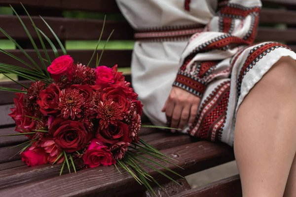 Hochzeitsstrauß Hält Ein Junges Paar Den Armen Rote Rosen Und — Stockfoto