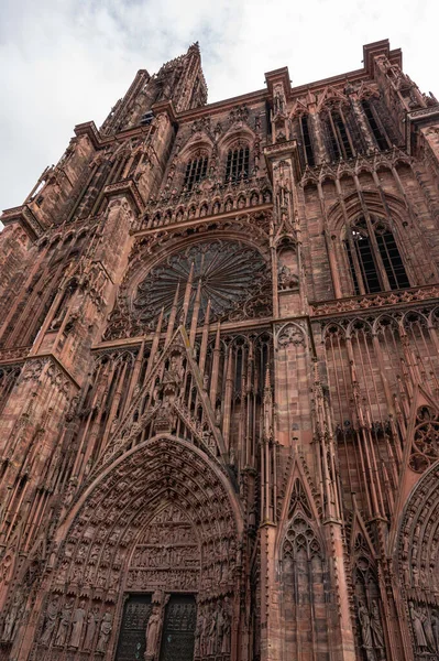 Fransa 'nın görkemli Strasbourg Katedrali' nin (Cathdrale Notre-Dame de Strasbourg) cephe detayları. Gotik mimarinin bir başyapıtı, Avrupa tarihi ve dini sanatın bir sembolü.