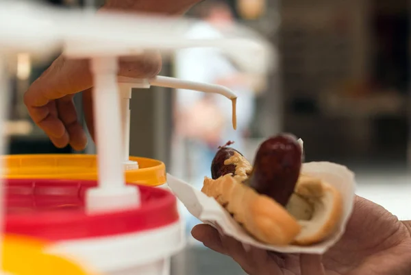 Cachorro-quente, comida rápida saborosa . — Fotografia de Stock