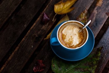 Kahve fincanı ahşap masada.