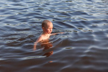 Nehirde mutlu bebek banyosu