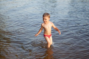 Nehirde mutlu bebek banyosu