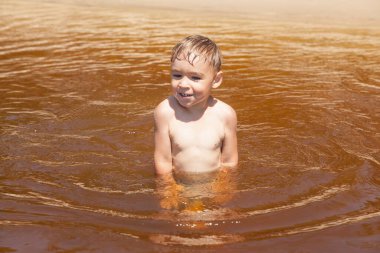 Nehirde mutlu bebek banyosu