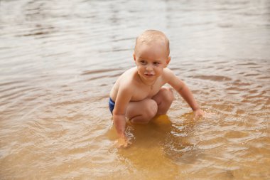 Nehirde mutlu bebek banyosu