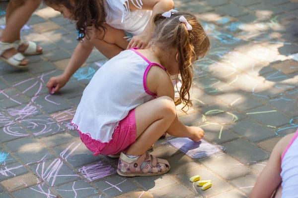 Маленькие Дети Рисуют Мелом Тротуаре — стоковое фото