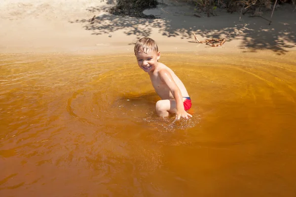 Glückliches Baby Beim Baden Fluss — Stockfoto