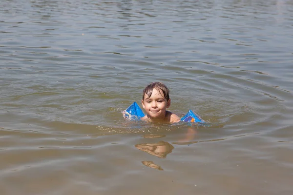 Ευτυχισμένο Αγοράκι Που Κολυμπάει Στη Λίμνη — Φωτογραφία Αρχείου