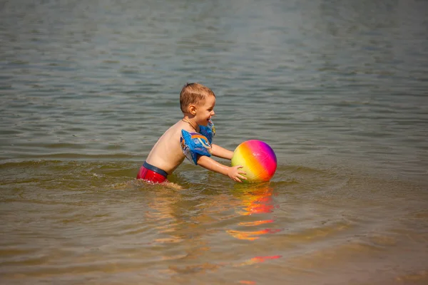 Mały Chłopiec Piłką Kąpie Się Jeziorze — Zdjęcie stockowe