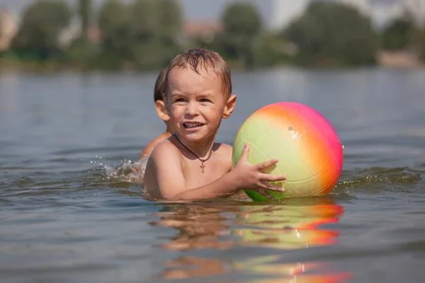 Μικρό Αγόρι Μια Μπάλα Λούζεται Μια Λίμνη — Φωτογραφία Αρχείου