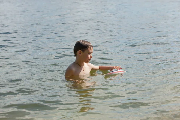 Mały Chłopiec Bawiący Się Łodzią Jeziorze — Zdjęcie stockowe