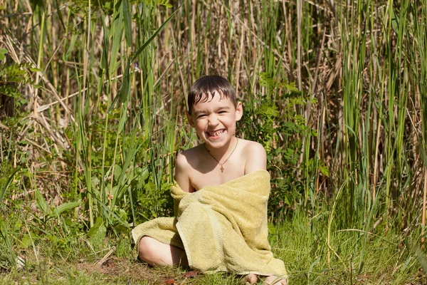 Adorabile Ragazzo Seduto Erba Verde Avvolto Caldo Asciugamano Giallo Dopo — Foto Stock