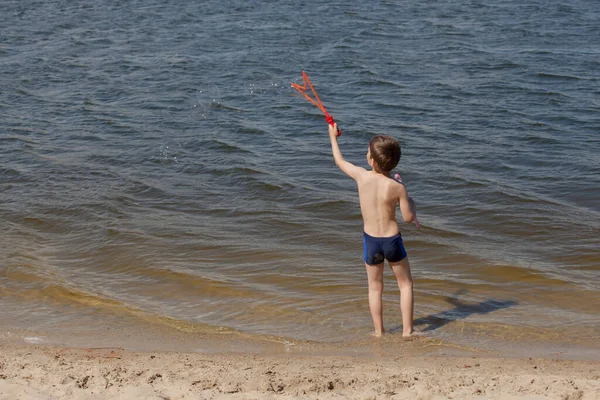 Piccolo Ragazzo Che Soffia Bolle Sapone Lago — Foto Stock