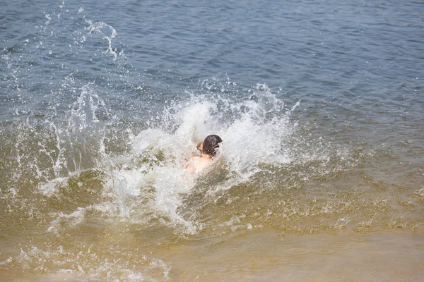 Joyeux Garçon Plongeant Dans Lac — Photo