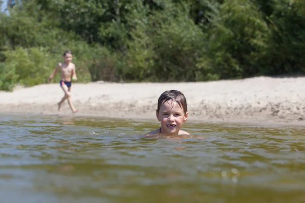 Niños Felices Nadando Lago —  Fotos de Stock