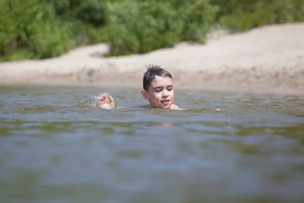 Garçon Heureux Nageant Dans Lac — Photo