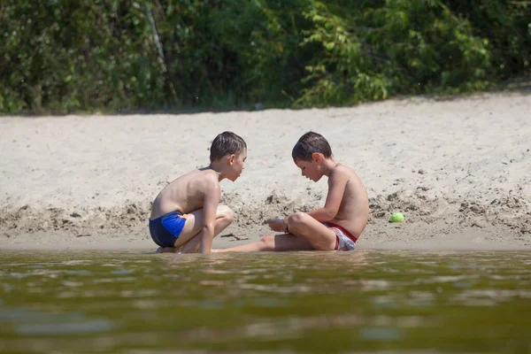 Dwóch Chłopców Bawiących Się Piaskowej Plaży Nad Jeziorem — Zdjęcie stockowe