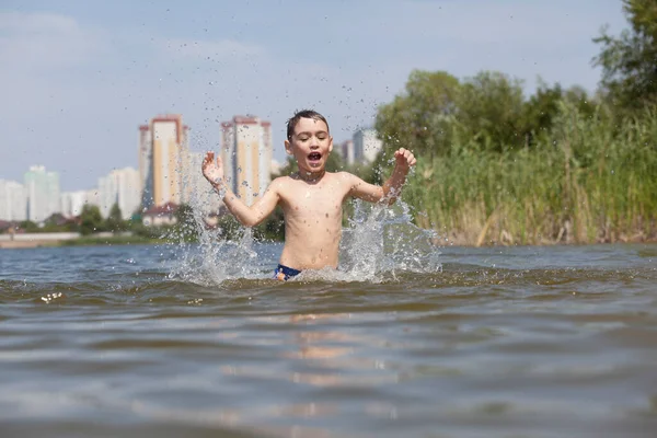 Χαρούμενο Αγόρι Που Κολυμπάει Στη Λίμνη — Φωτογραφία Αρχείου