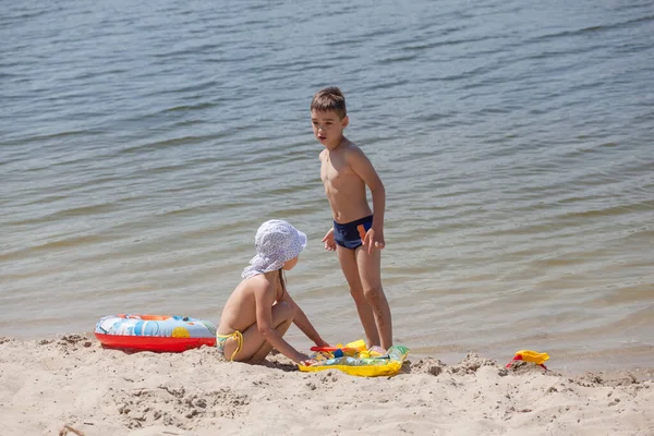 Children Playing Sandy Beach Lake — Stock Photo, Image