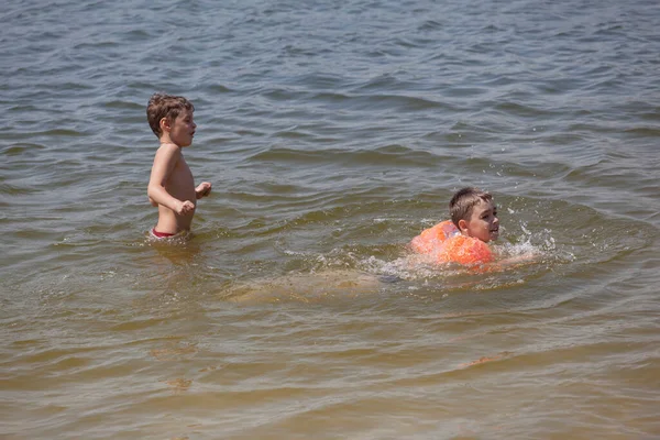 Happy Boys Swimming Lake — Stock Photo, Image