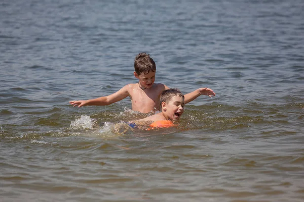 快乐的男孩在湖中游泳 — 图库照片