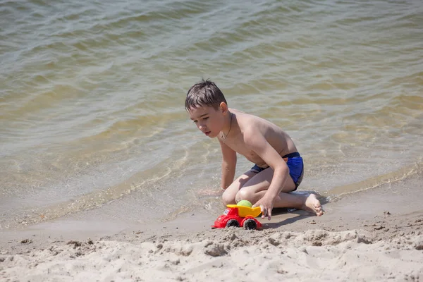 Mały Chłopiec Bawiący Się Plaży — Zdjęcie stockowe