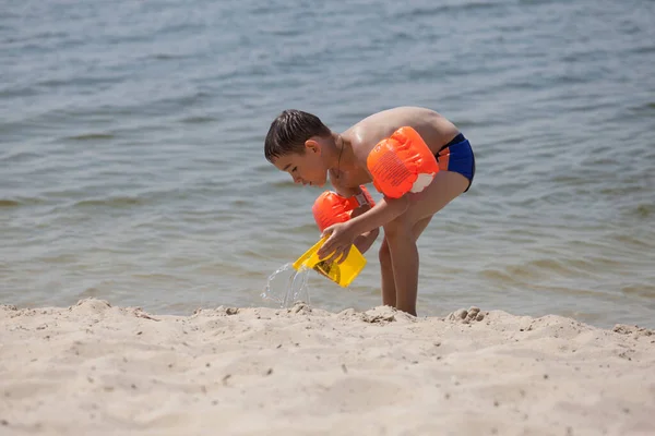 Mały Chłopiec Bawiący Się Plaży — Zdjęcie stockowe