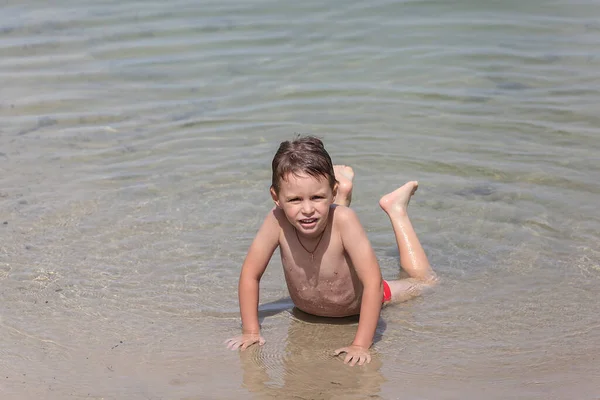 Χαρούμενο Αγοράκι Κολυμπάει Στη Λίμνη — Φωτογραφία Αρχείου