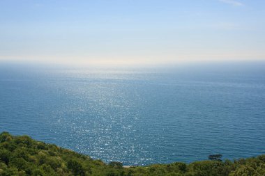 Güneşli bir yaz gününde deniz manzarası