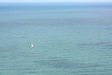 Güneşli bir yaz gününde deniz manzarası
