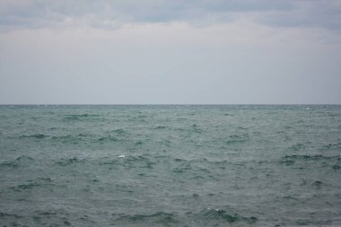 Bulutlu bir günde deniz manzarası