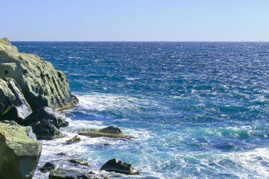 Güneşli bir yaz gününde deniz manzarası