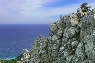 Kayalar ve deniz güneşli bir günde