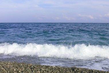 Güneşli bir yaz gününde deniz manzarası